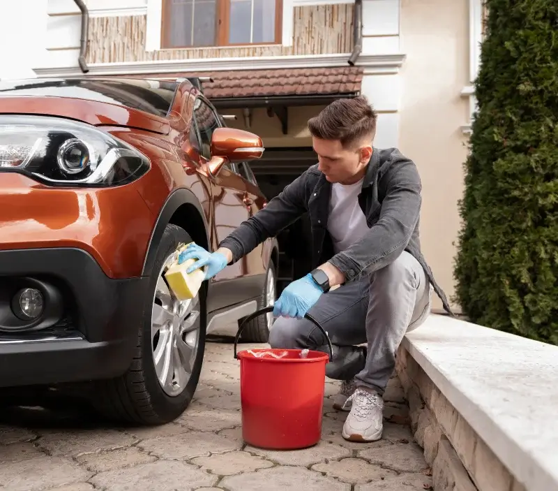 Lavage auto à domicile Cavalaire-sur-Mer : professionnel intervenant sur un véhicule